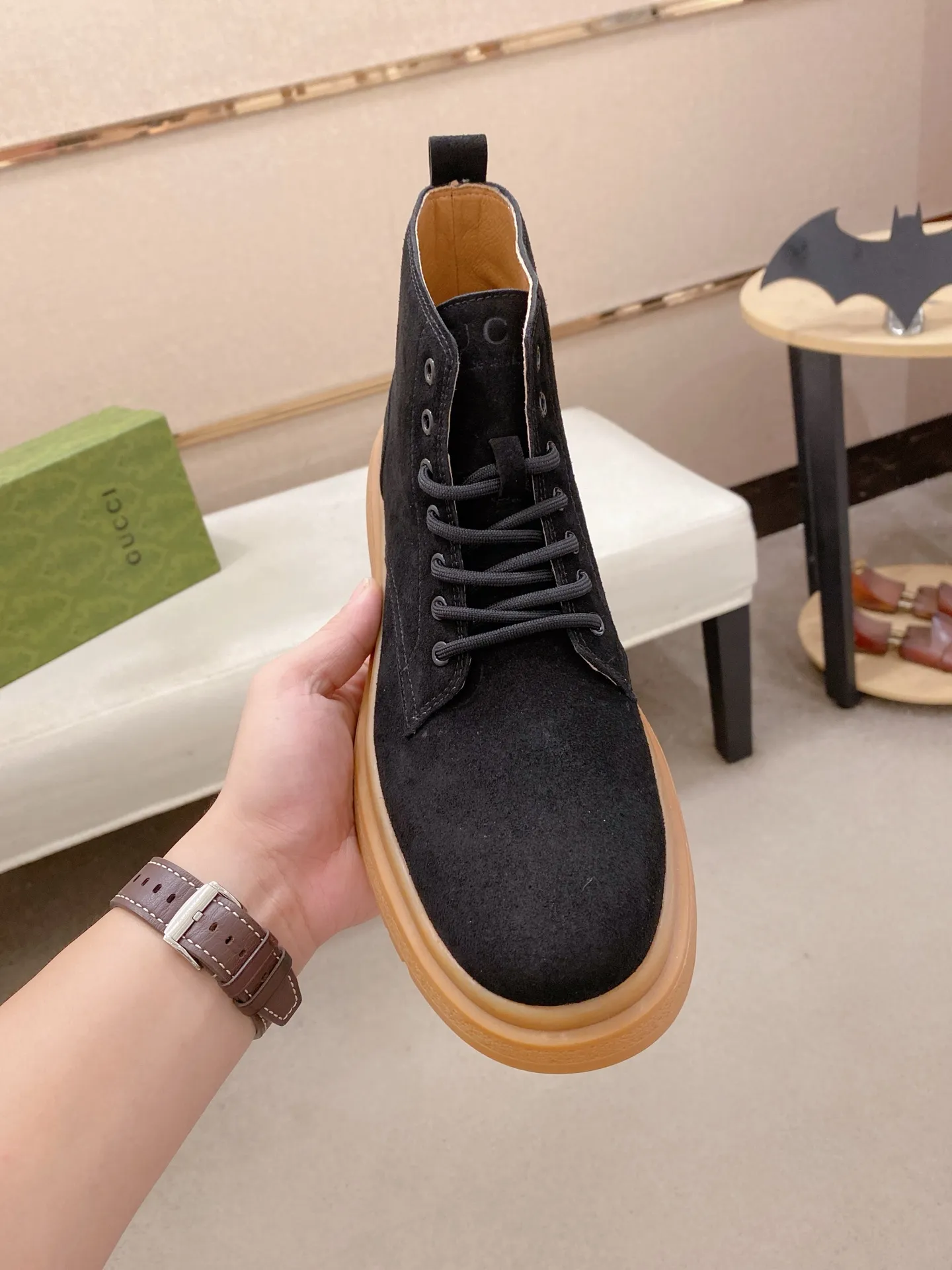 Men's shoes💰 440💰 Leather and velvet lining optional! The new high-top GUCCI counters are on the market at the same time. The new men's shoes and 😘fabric are selected from imported cowhide. The lining: leather lining and plush lining are optional. 👍🏿 High-end ☄️ air-cushion molded anti-slip rubber outsole, exquisite lines, simple and elegant, comfortable and high-end for leisure travel. Code number: 38 to 44 (45 can be customized and cannot be returned or exchanged)